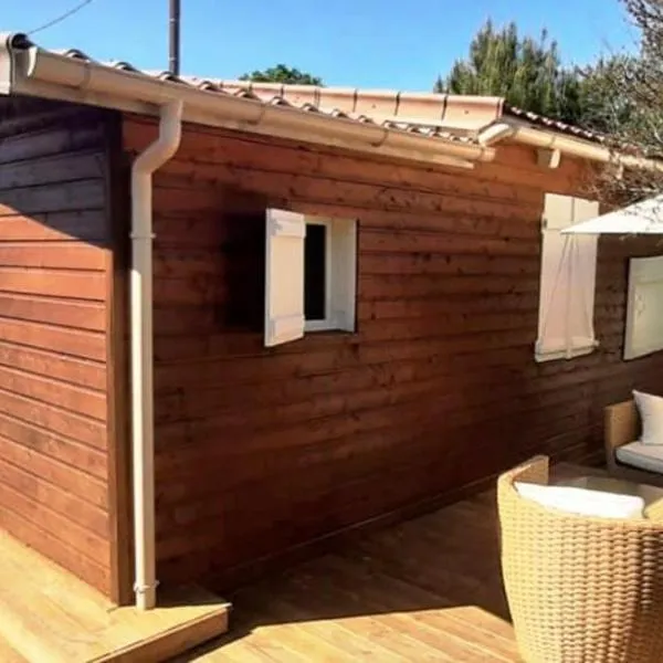 Hourtin Charmant Chalet avec Salon de Jardin, hotel i Hourtin