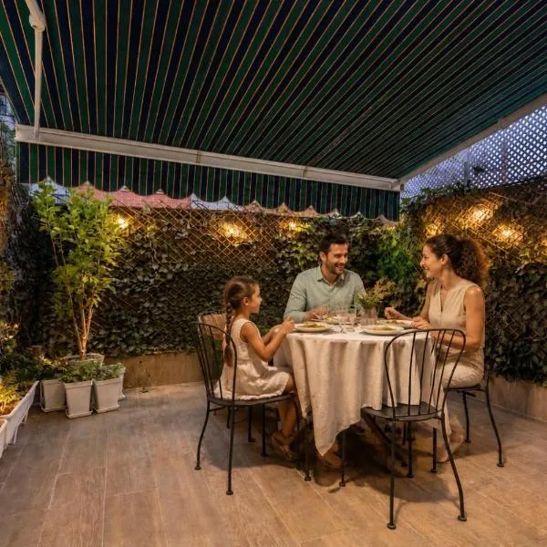 Casa Única con Patio Privado - Metro a 3 minutos, hotell i Madrid