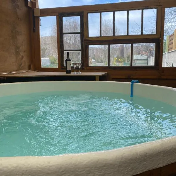 Cabaña con quincho, tinaja y piscina, hotel v destinácii Coinco
