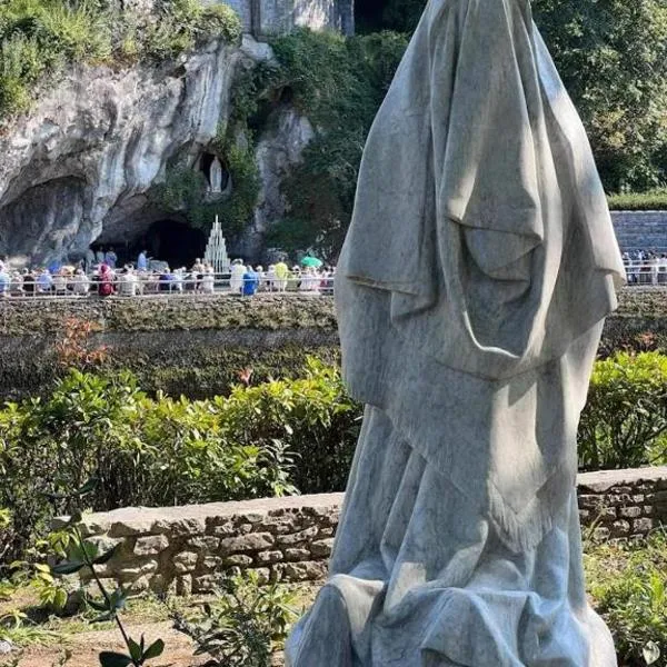 Residence Berceau de Bernadette - Bernadette's cradle - Near Bernadette'House, hotel in Lourdes