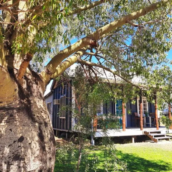 Rosewood Cottage -Entire 2 bedroom home with Netflix & WiFi, хотел в Tambo