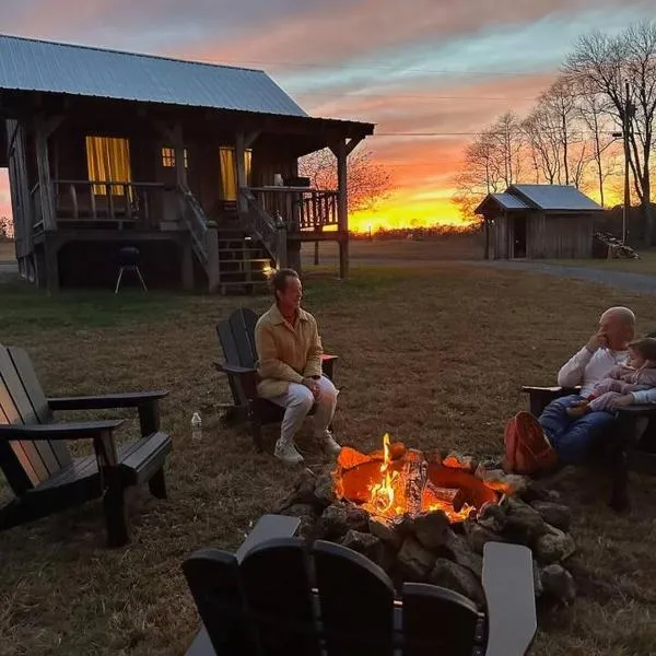 Viesnīca Romantic Creekside Cabin, Fire Pit & Stargazing Cabin 4 pilsētā Smithville