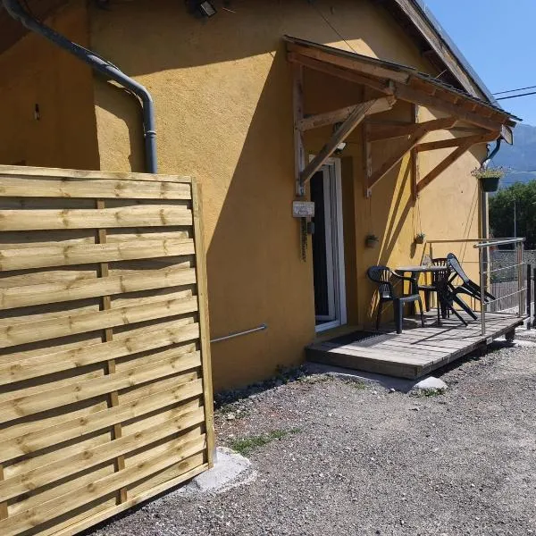 Viesnīca Petit Coin de Bonheur studio Neuf climatisé avec terrasse et parking privé à 5mins du Centre-ville pilsētā Lamure