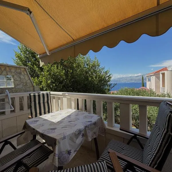 Apartments Jela, hotel in Splitska