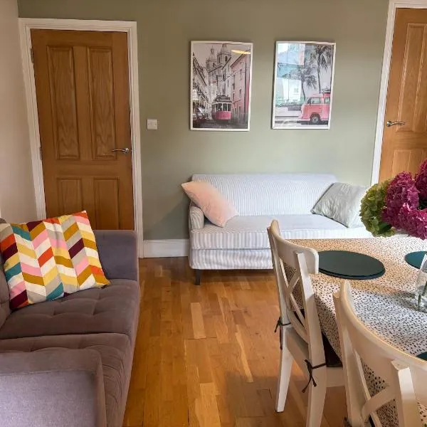 Central Derby pride park 4 bedrooms 7 beds -Spacious contractors large group -Cul de Sac EasyFREE PARKING, ξενοδοχείο στο Ντέρμπι