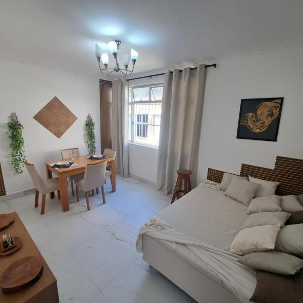 Barra - Espaçoso Apt frente Shopping Barra - 100 m2, 3 quartos, 2 toaletes, varanda, sala e cozinha completa, 3 camas casal, 1 cama de solteiro - Foto 2
