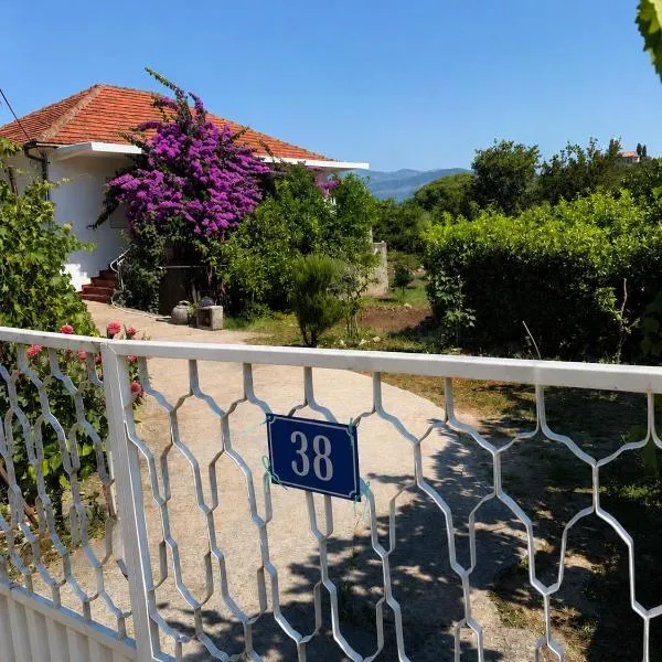 Renovated Two bedroom house in charming Gošići next to Tivat, khách sạn ở Gošići