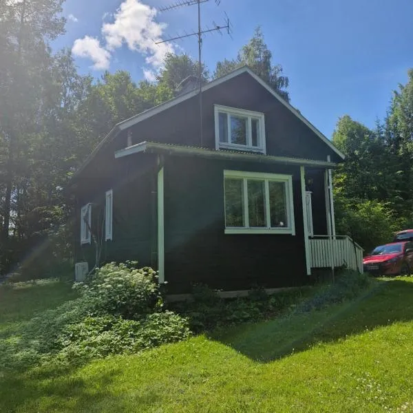 Traditional Finnish home with garden, отель в Хювинкяя