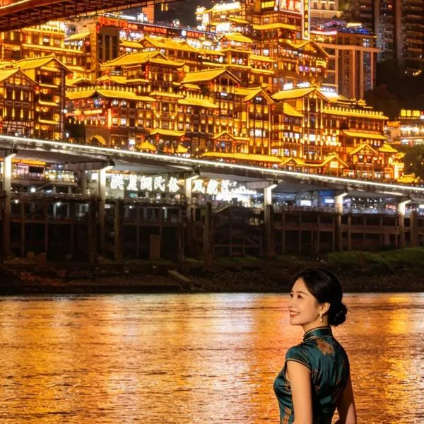 重庆解放碑洪崖洞俪思半岛酒店, hotel di Chongqing