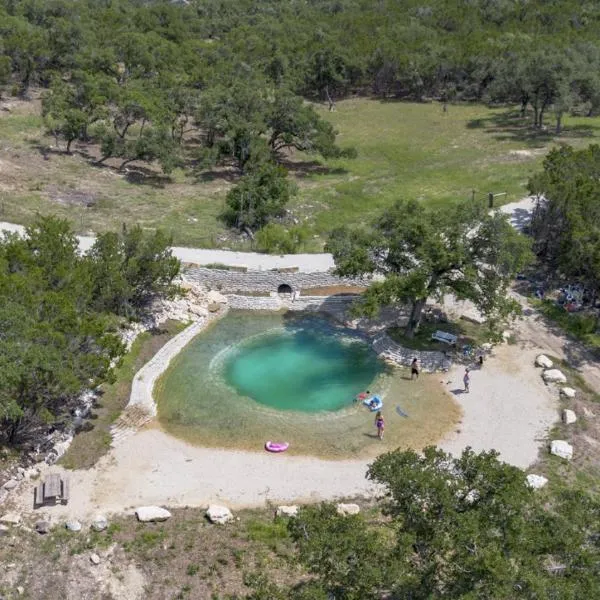 Nest - Texas Tiny House with a Big View, hotel in Spring Branch
