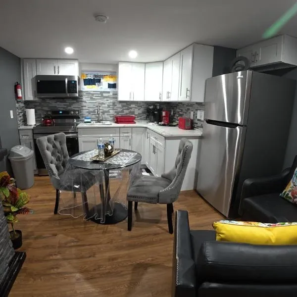 Cozy Private Two Bedroom Basement Apartment, hotel di Hempstead