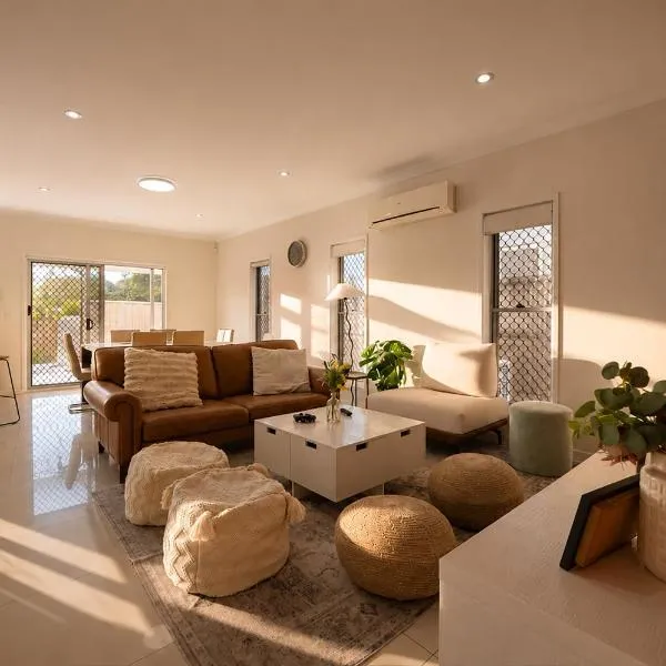 5BR Family Home - EV car point at home, 2 Master Suites - Near Sunnybank, QEII, QSAC and Griffith Uni, hotel din Brisbane
