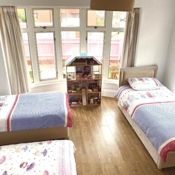 2 BEDROOM FAMILY SUITE , FREE WIFI & Private Car Space & Garden & Entrance , in front of the Pier & Beach , Bedroom1 Double bed ,Bedroom 2 , 3 single beds, hotel in Paignton