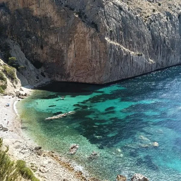 DIVINO LUC, frente a la Cala Racó del Corb, hotel u gradu 'Altea'