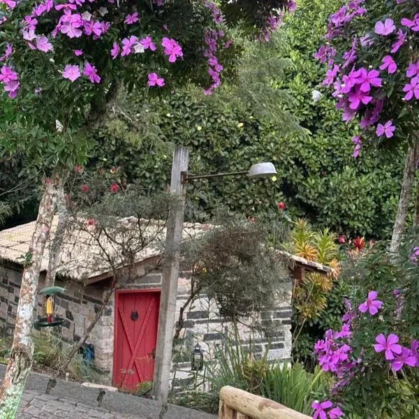 Casa Carrara, um Refúgio de Pedra na Mata - Chalés Flor dos Manacás، فندق في سانتا تيريزا