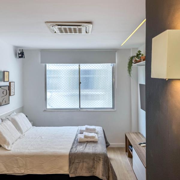 Copacabana - Apartamento com Ar condicionado na Quadra da Praia - Foto 2