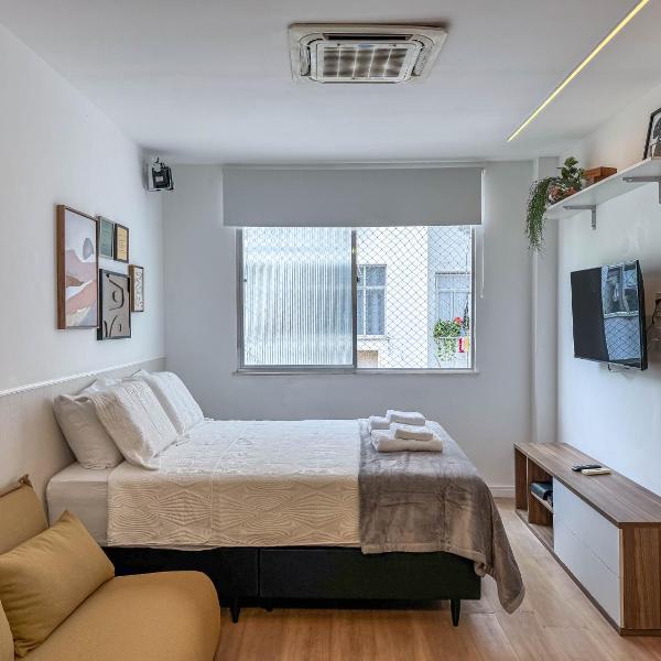 Copacabana - Apartamento com Ar condicionado na Quadra da Praia