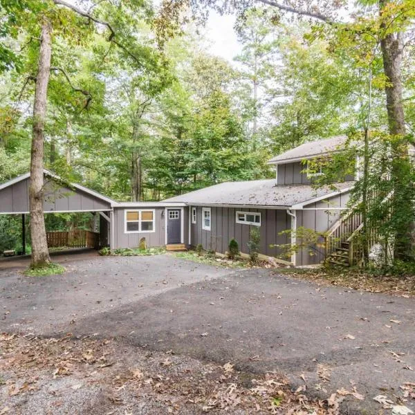 Designer Getaway-Hot Tub, 4 Minutes to Dahlonega, hotel in Dahlonega