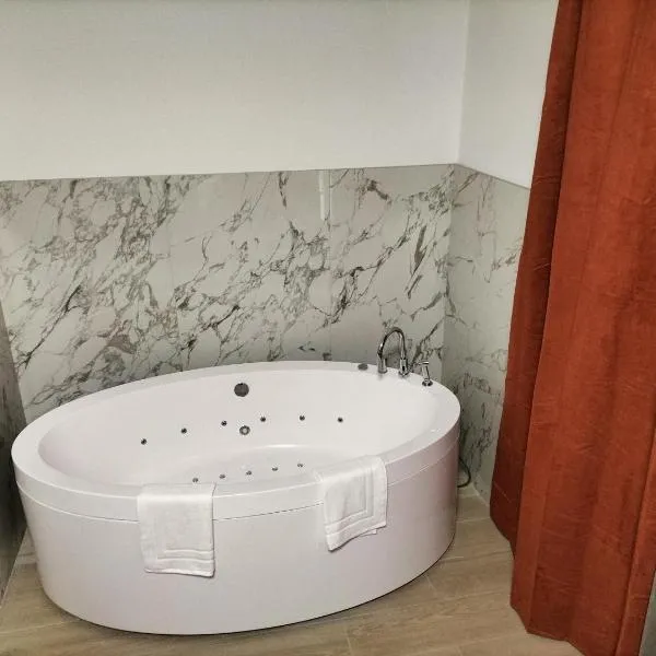 B&B Mary House con vasca idromassaggio Jacuzzi al centro di Salerno – hotel w mieście Salerno