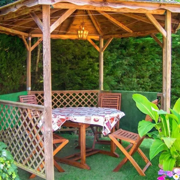 Maison accueillante à La Chapelle-aux-Choux avec jardin spacieux 70 m², hotell i La Chapelle-aux-Choux