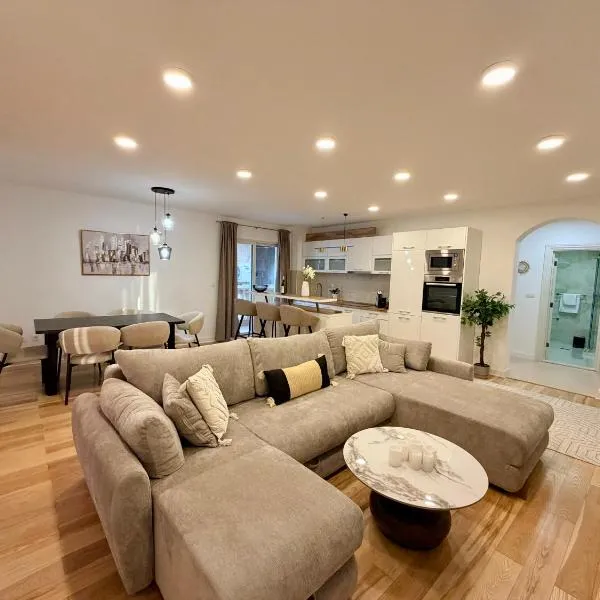 Golden Light Residence - Luxury Spacious Holiday Condo with Sea view, Hotel in Pržno