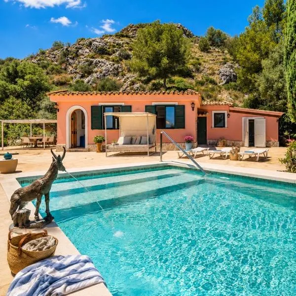 AGUAIT II - VILLA WITH PRIVATE MOUNTAIN PATH-BEACH APPROX 5 MIN WALKING BEACH,property belong Puerto Pollensa Villas and apartments, hotel em Pollença