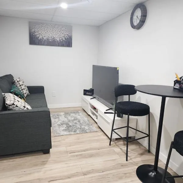 E & T 1 Bedroom Executive Suite, хотел в Уинипег