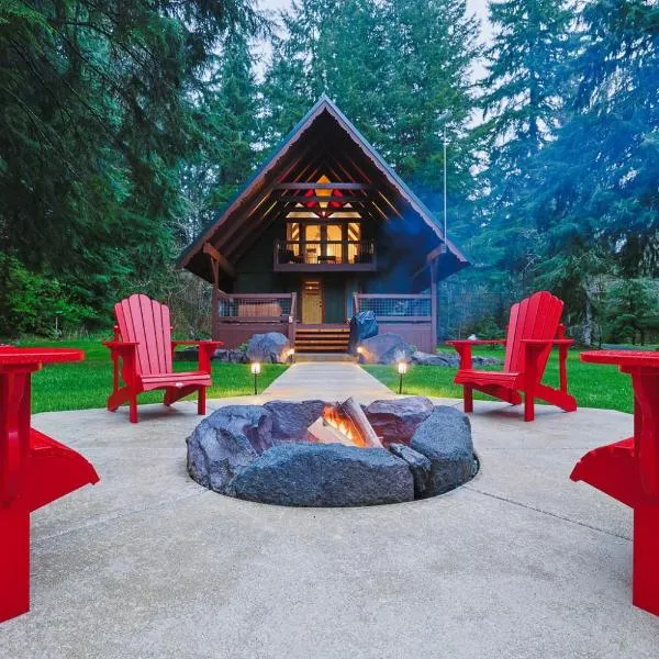 Red Tail Rendezvous A-Frame Cabin Hot Tub Near Mt Rainier, hotel v mestu Ashford