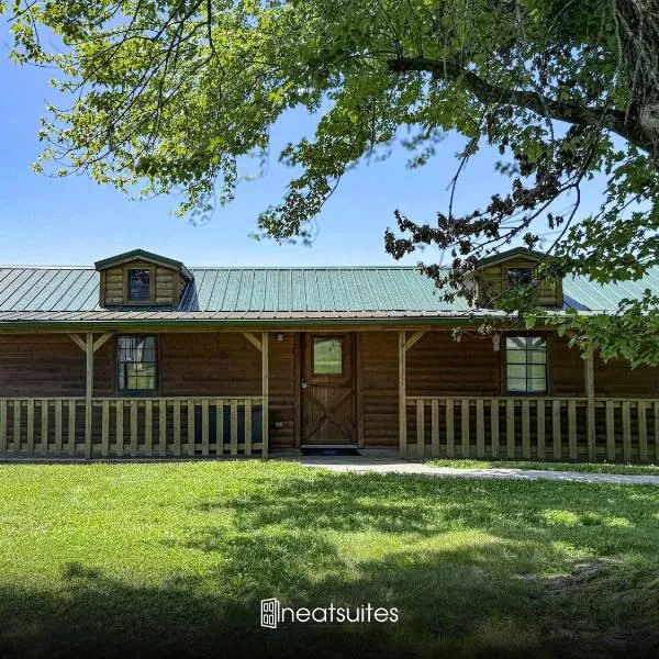 Open Concept Cabin for 2 - Near Ark Encounter!, Hotel in Williamstown