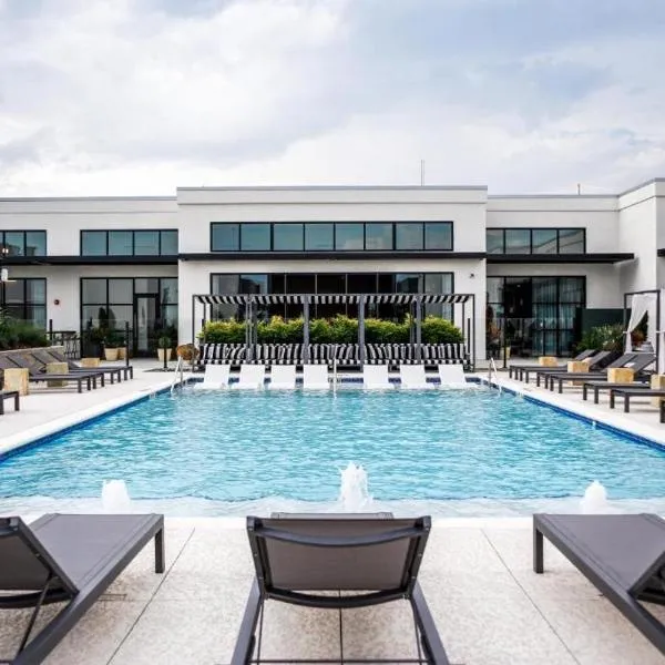 Midtown Luxury Retreat with Pool and Gym-Sleeps 6, hotel u gradu Atlanta