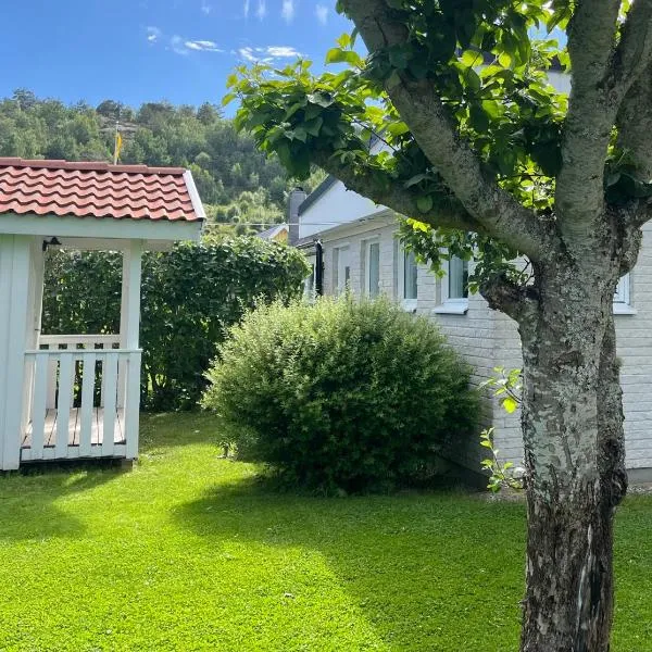 Private Guest Apartment with Separate Entrance in Fjällbacka, hotel a Fjällbacka