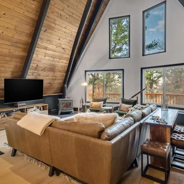Camp Smores- Modern A-Frame with Pool, hotel a Newfield