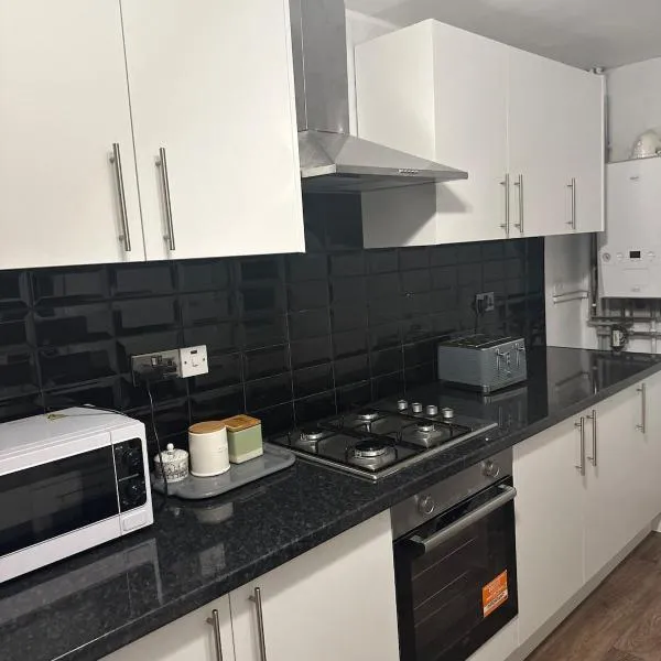 Lawson house Tv with Sky sports close to beach, football stadium, town centre, hotel en Great Coates