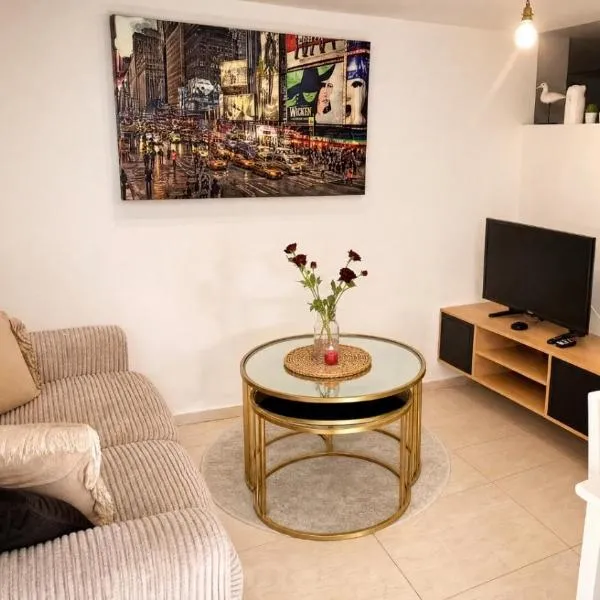 יחידת דיור חדשה עם גינה ומקלט - היחידה בגליל, hotel din Qiryat Shemona