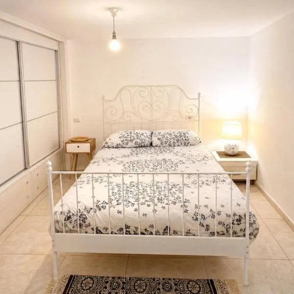 יחידת דיור חדשה עם גינה ומקלט - היחידה בגליל, hotel i Kiryat Shmona