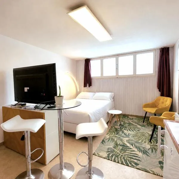 Petit Biscuit - Wi-Fi - Kitchen - AC - Parking, hotel in Lido di Camaiore
