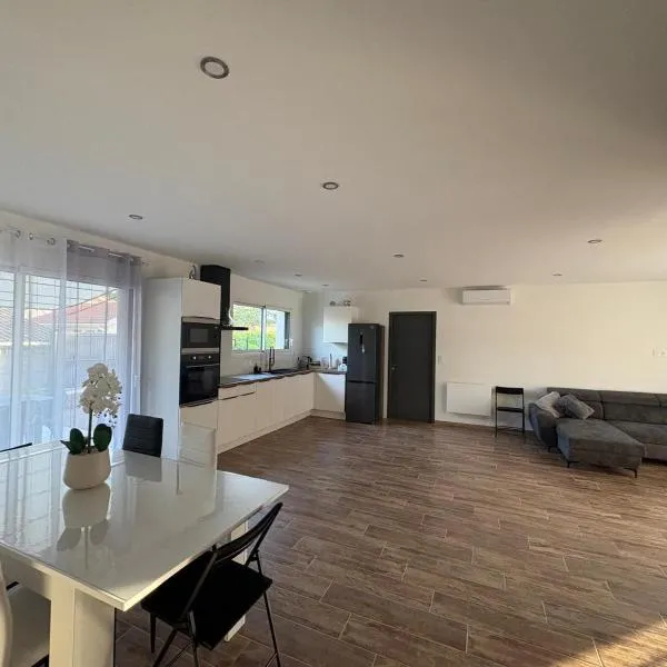 Grande maison neuve 8-9 personnes climatisé, hotel i Ludiès