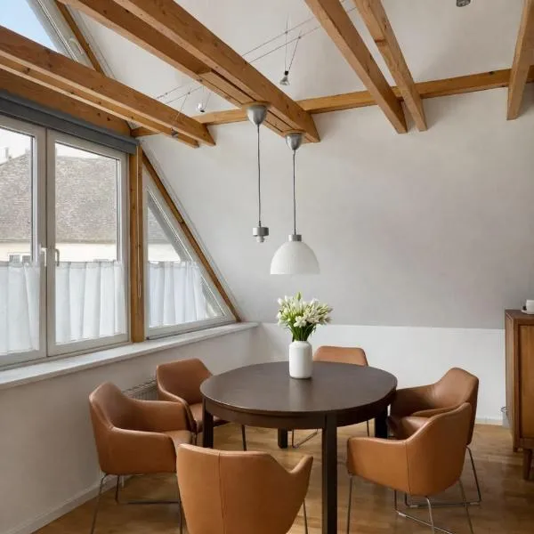Bright apartment with large terrace & view of Krems, hotel sa Mautern