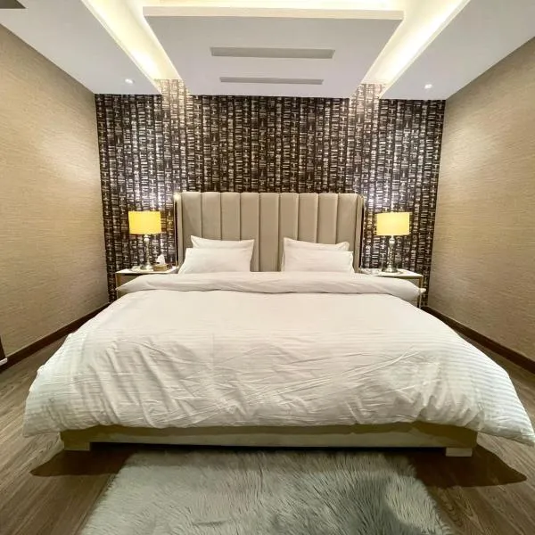 Luxury Apartments & Penthouses at Goldcrest DHA Lahore โรงแรมในลาฮอร์