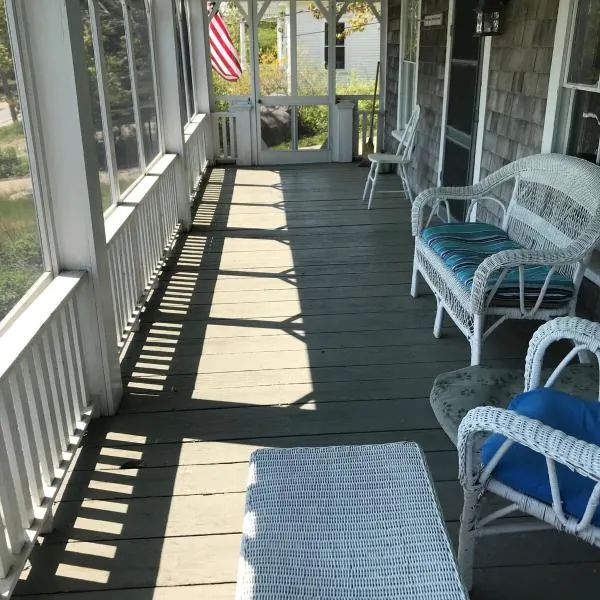 The Binnery cozy cottage on the coast of Maine, hotel u gradu 'Sedgwick'