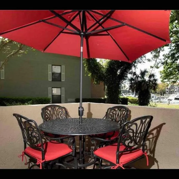 Viesnīca In the Heart of Harbour Town 2BR 2BA Pool Access Close to Beach pilsētā Hiltonhedailenda