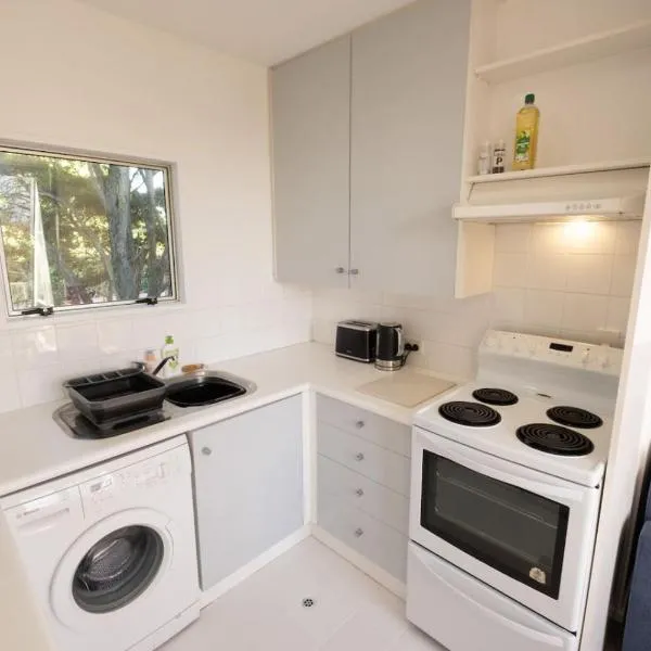 Modern Apartment Opposite Hagley Park with Free Parking, Hotel in Christchurch