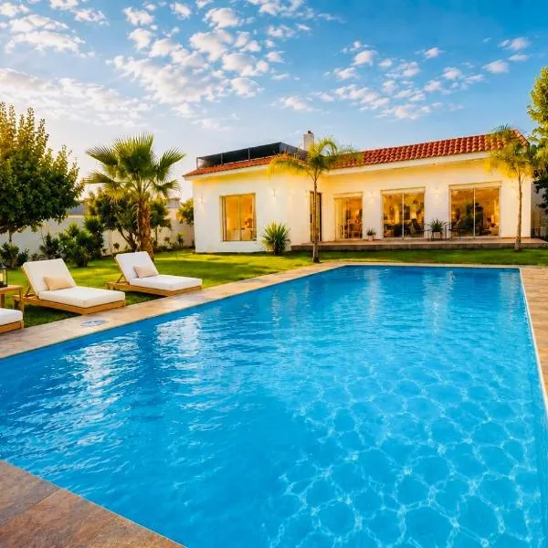 Luxury Villa with Pool & Garden5km from Cabo, hotelli kohteessa Tétouan