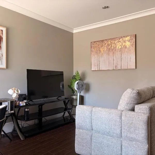 Bright and cozy 1B1B Suite Near YVR, DT, Free parking and Private Entrance، فندق في فانكوفر
