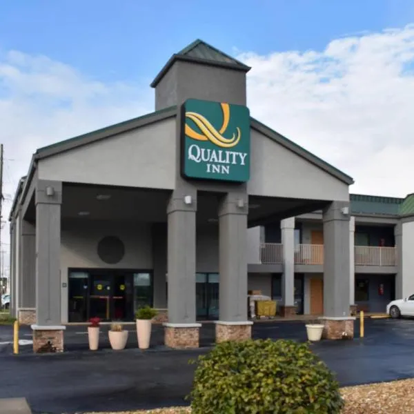 Quality Inn Calhoun North I-75、カルフーンのホテル