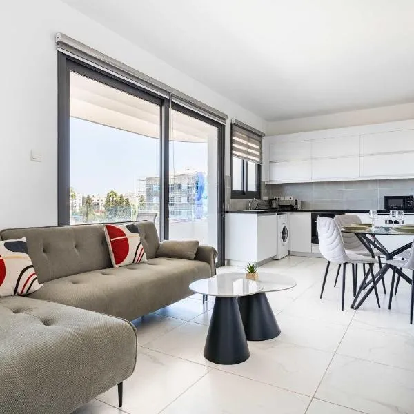 Bright Stylish Flat With Balcony & Shared Pool, Hotel in Scala