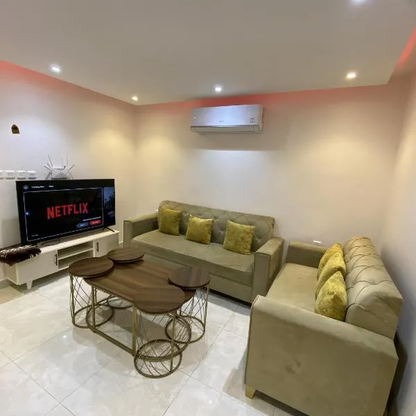 شقة راقية 3 غرف نوم وصالة ومطبخ وحمامين حي باقدو a1, hotel i Al Madinah