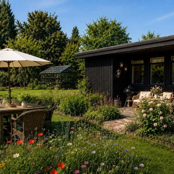 Cozy summer cottage with orangery close to Heatherhill and Beach, hotel in Vejby