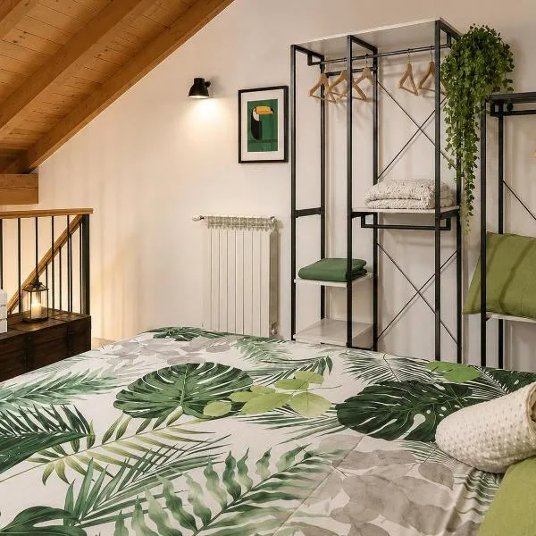 Lilly House Perfect stopover near Lake Como Switzerland and Milan, hotel in Fino Mornasco