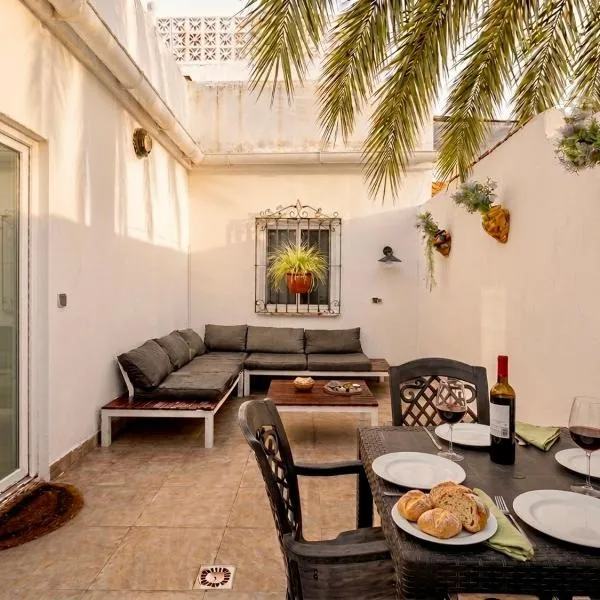 Quiet 3-bedroom house near Town Hall & Centre, Hotel in Torremolinos
